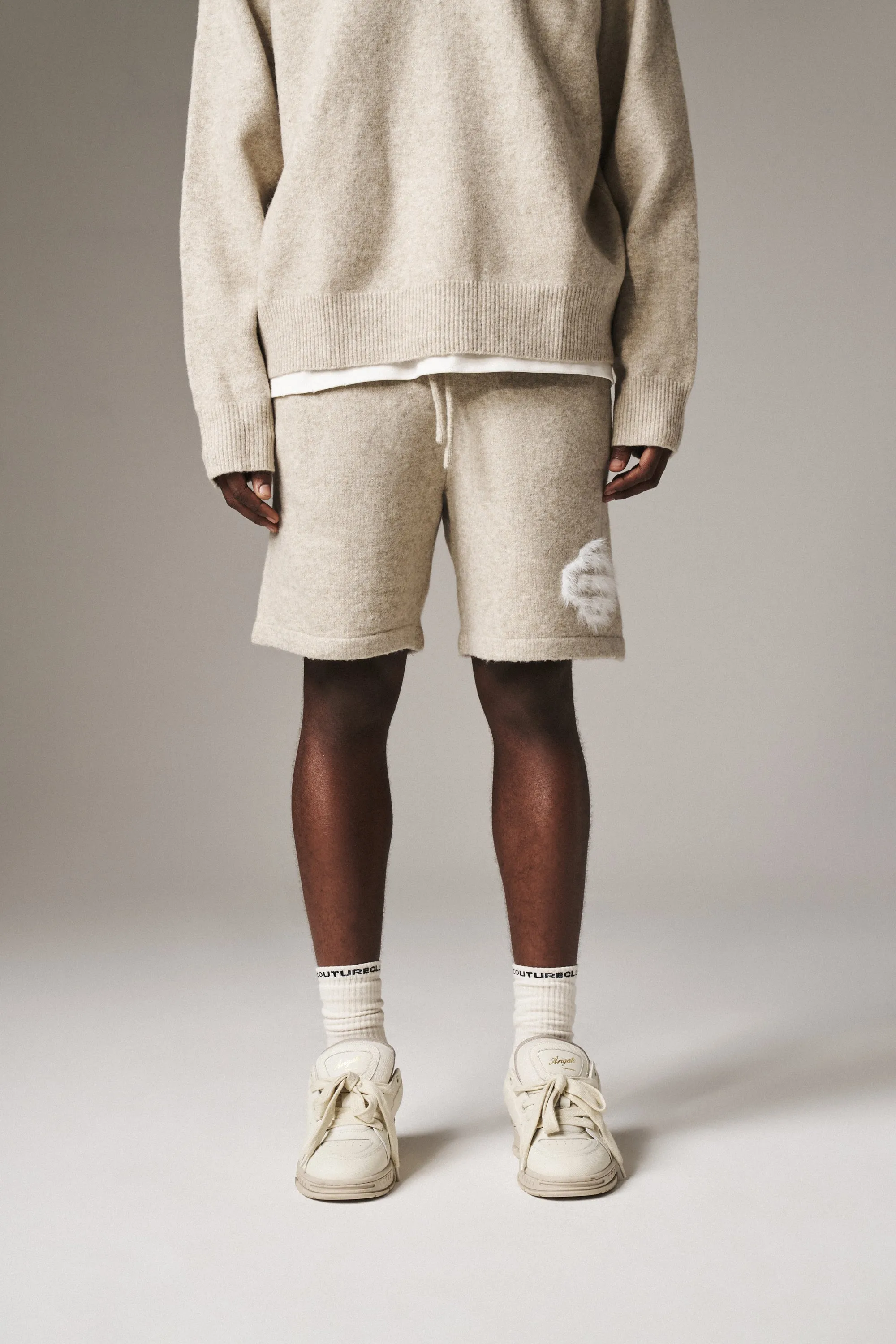 FLUFFY EMBLEM KNITTED SHORTS - BEIGE