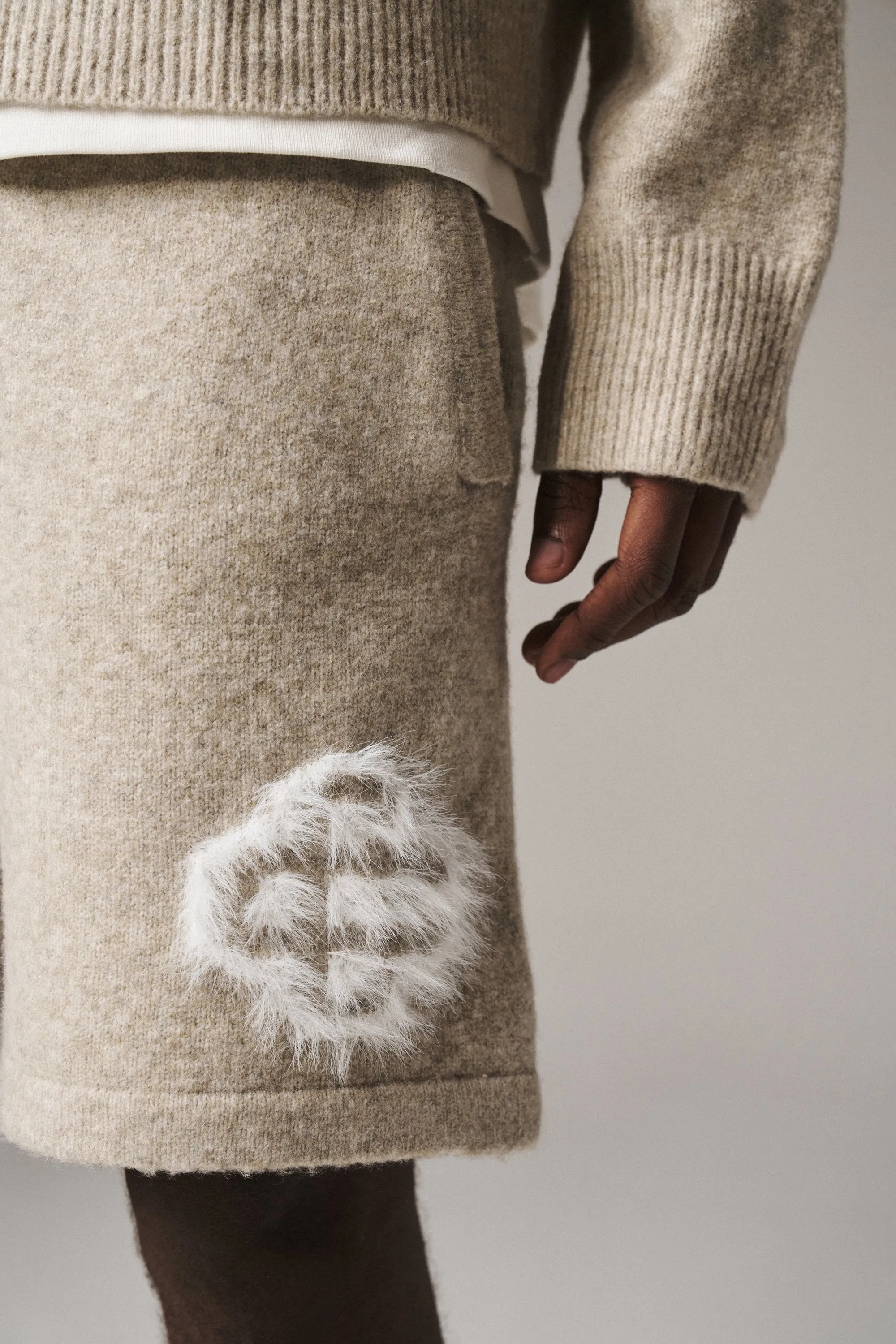 FLUFFY EMBLEM KNITTED SHORTS - BEIGE