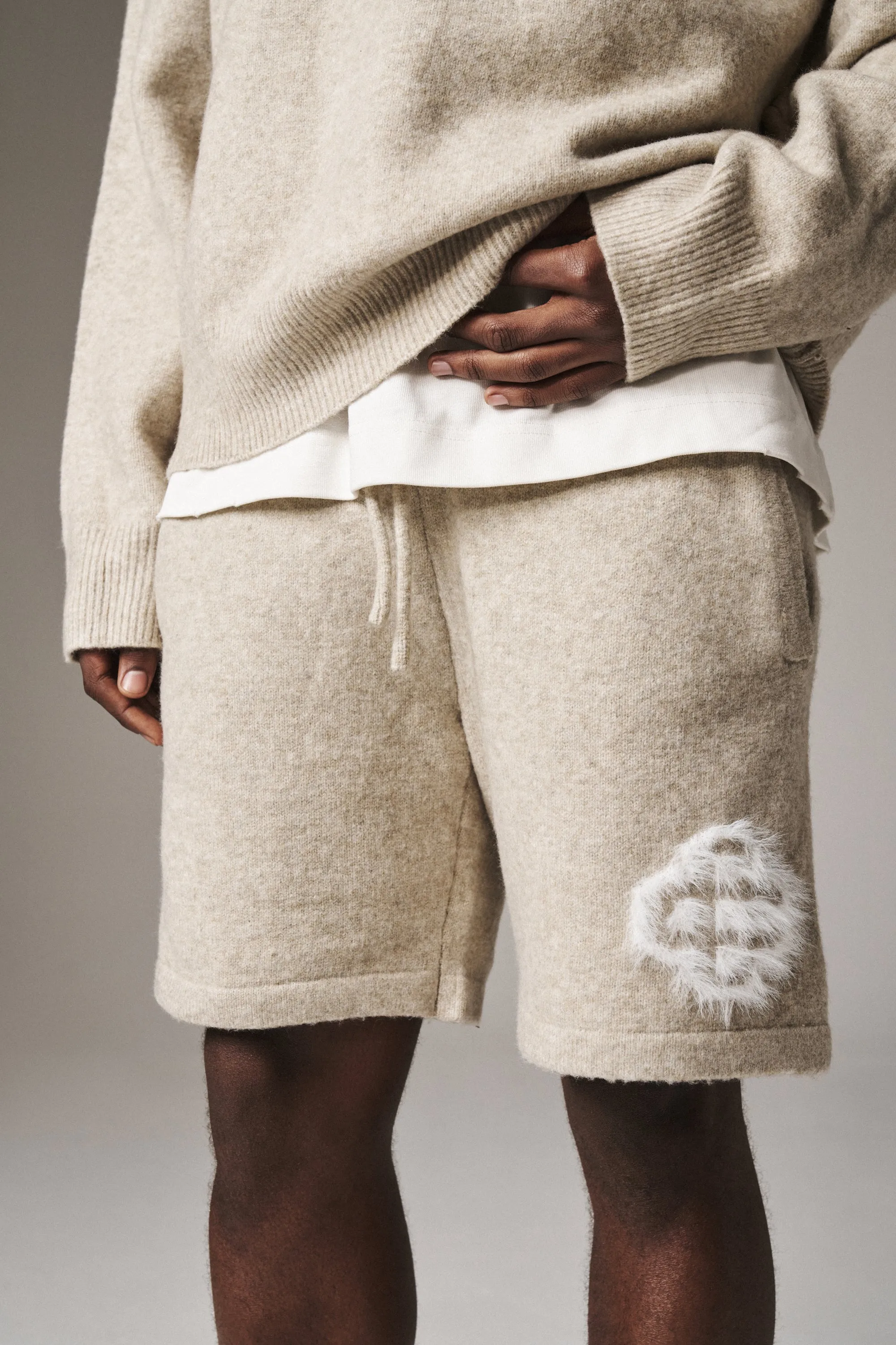 FLUFFY EMBLEM KNITTED SHORTS - BEIGE
