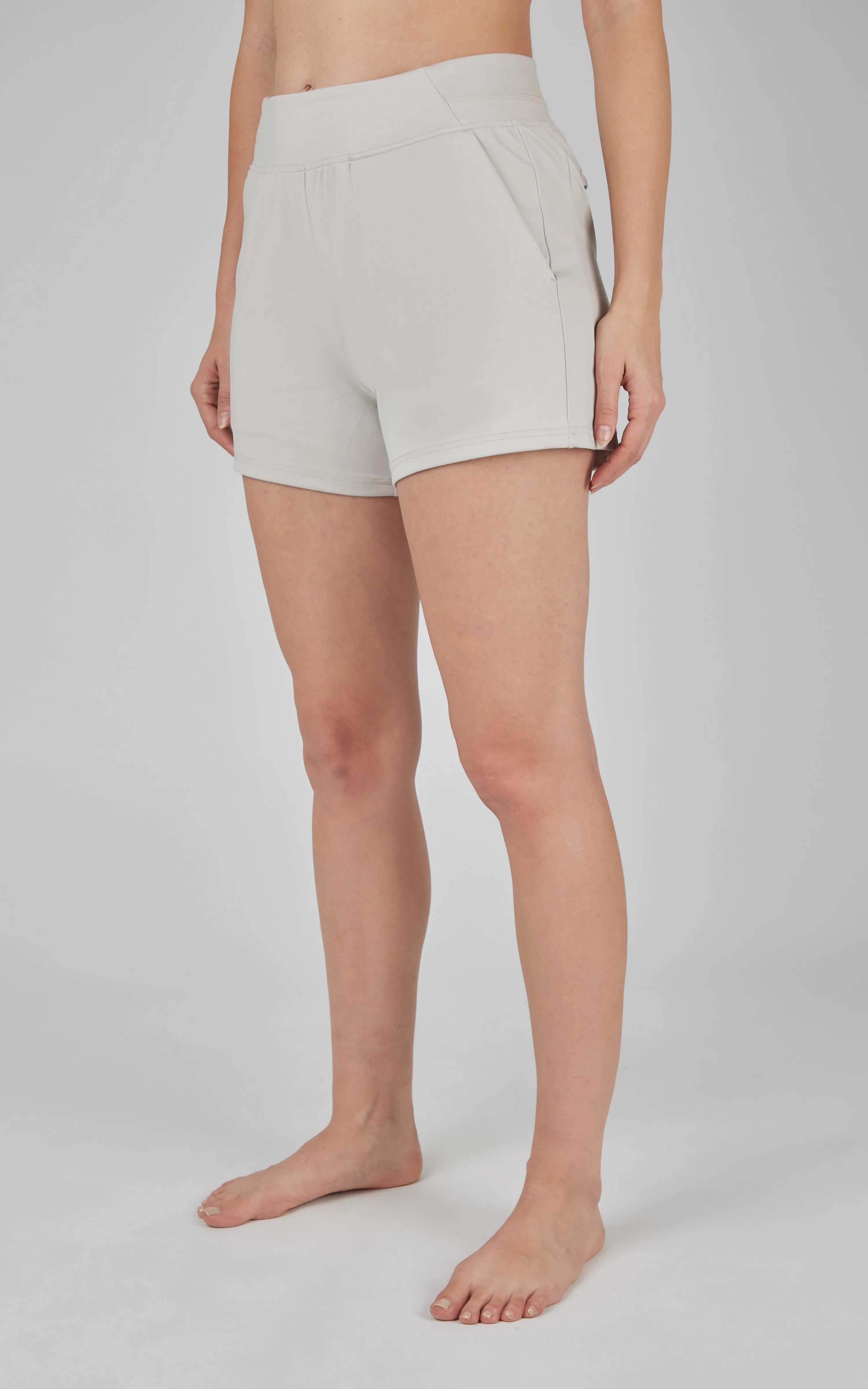 Lux Clean Front Multi Pocket 4" Short