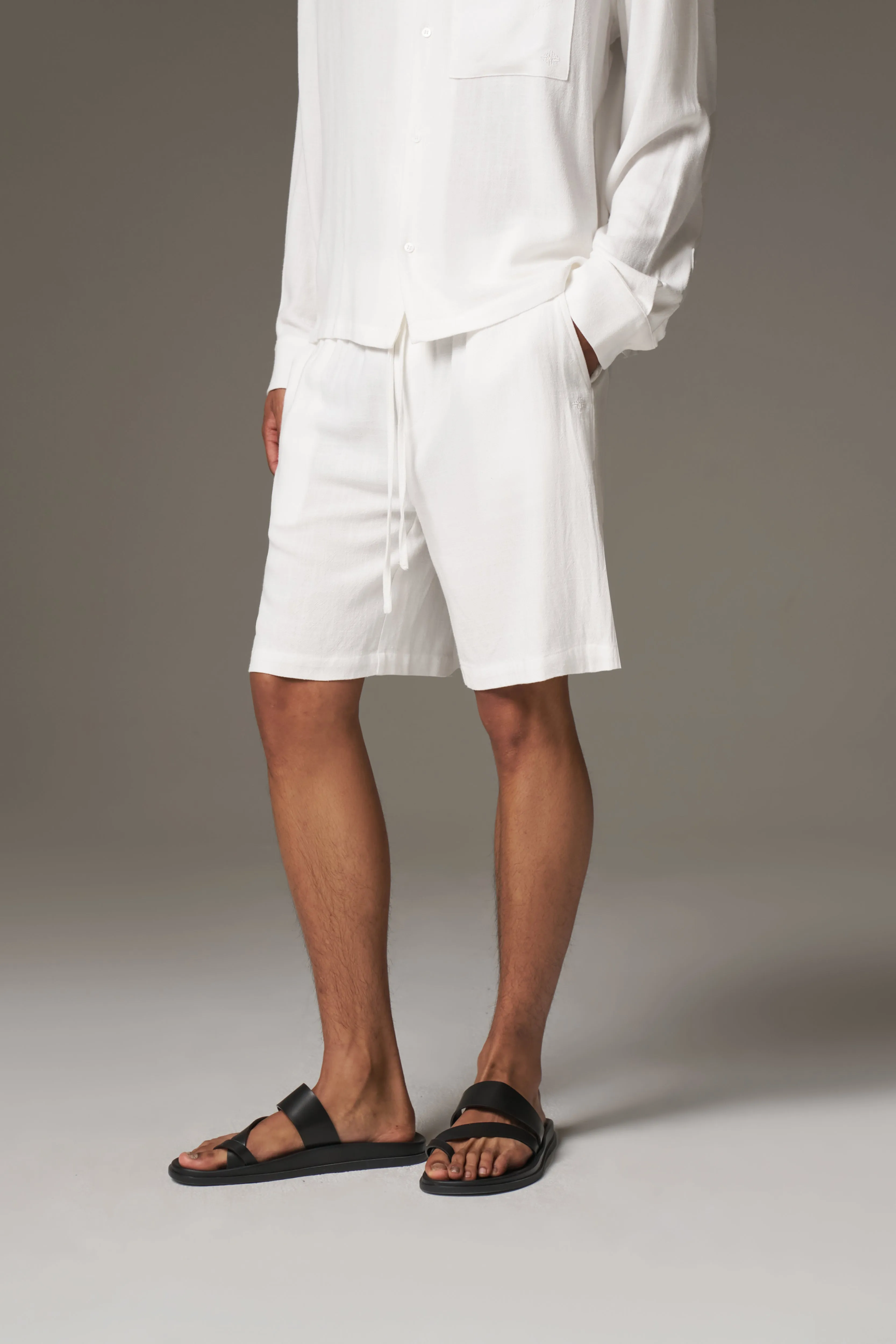 TEXTURED WOVEN SHORTS - WHITE
