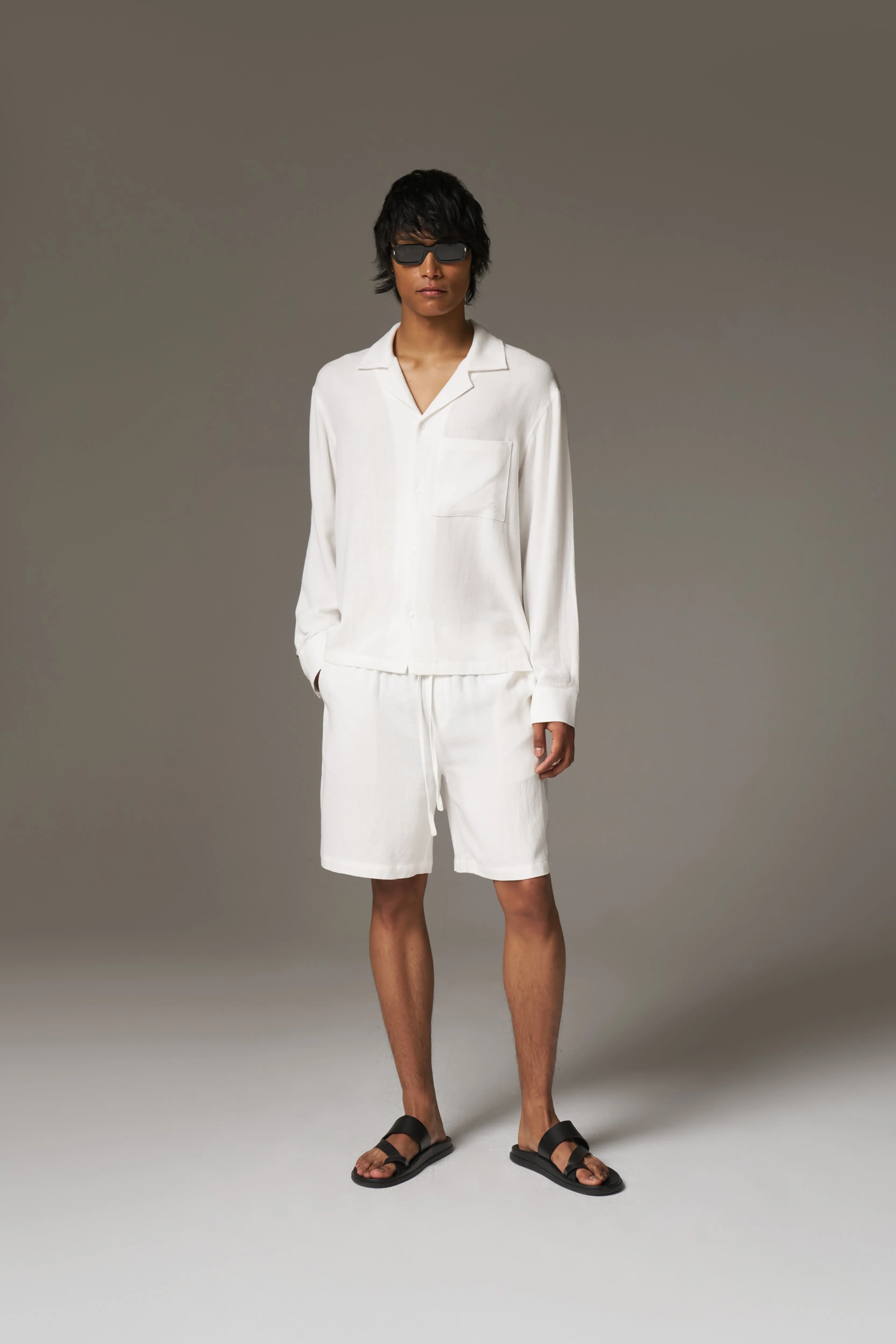 TEXTURED WOVEN SHORTS - WHITE