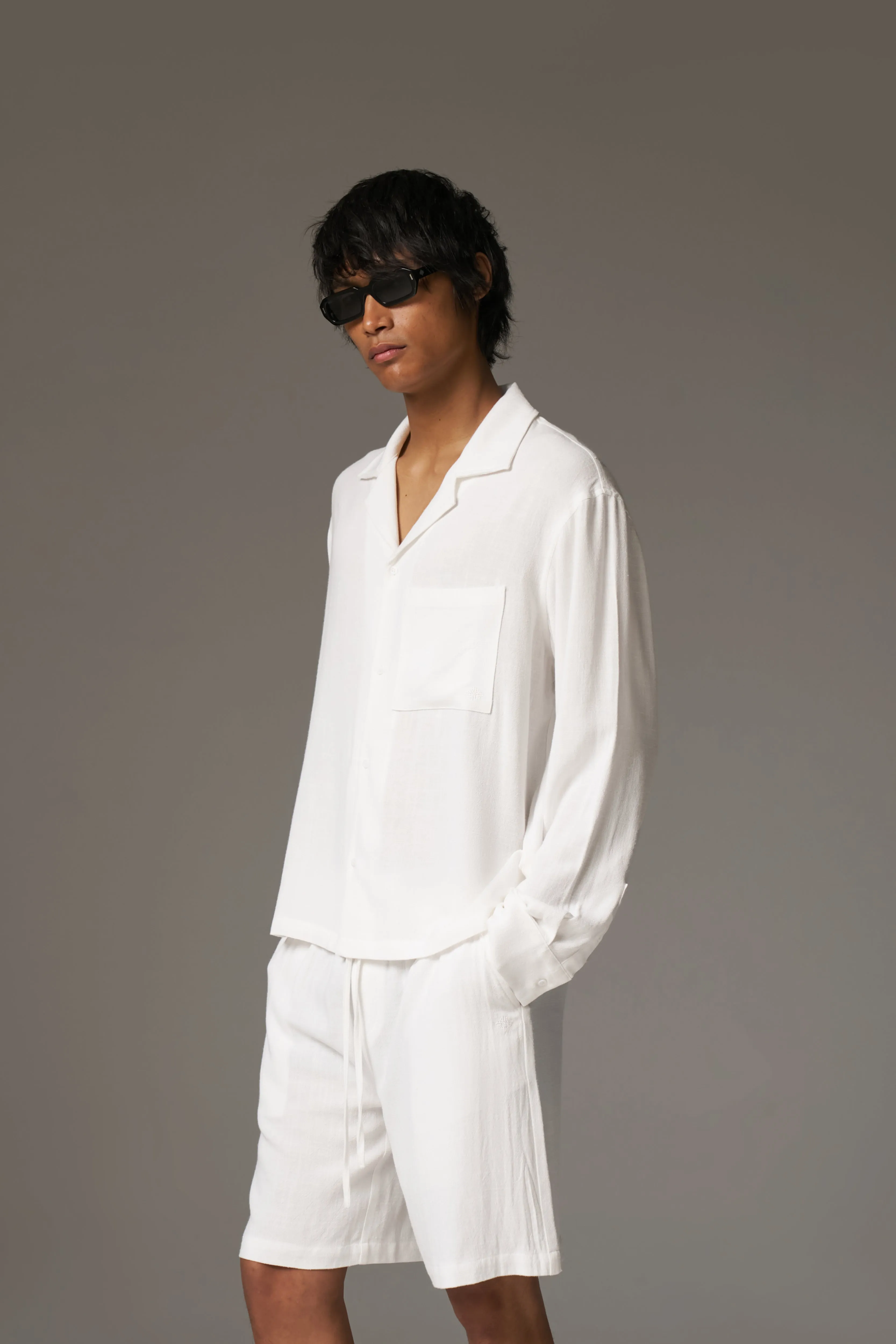 TEXTURED WOVEN SHORTS - WHITE